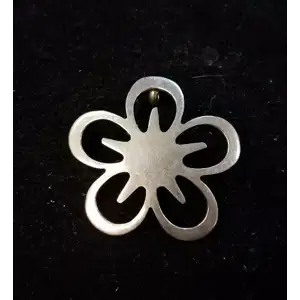Sterling silver flower pendant C 667