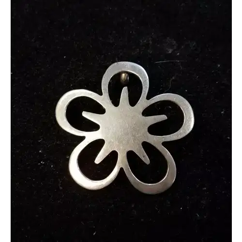Sterling silver flower pendant C 667